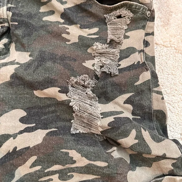 Plus Size 20 Rue21 Green Camo Jean Shorts - Picture 5 of 7